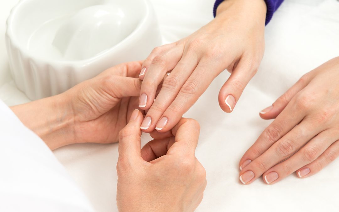 Retirer le recouvrement adéquatement pour ne pas abîmer vos ongles naturels